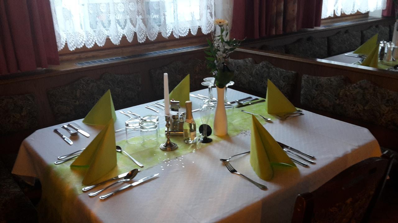 Gasthof Pension Traube Karres Exteriér fotografie