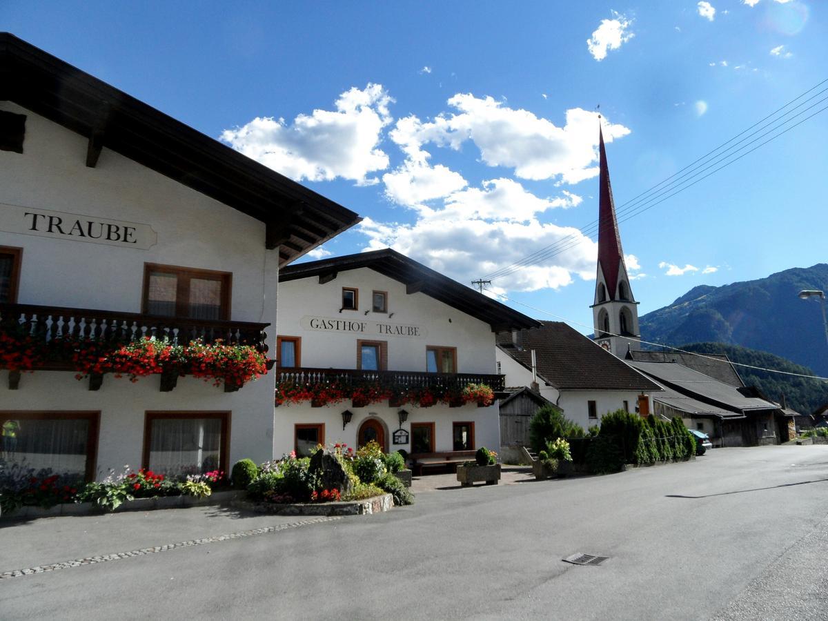 Gasthof Pension Traube Karres Exteriér fotografie