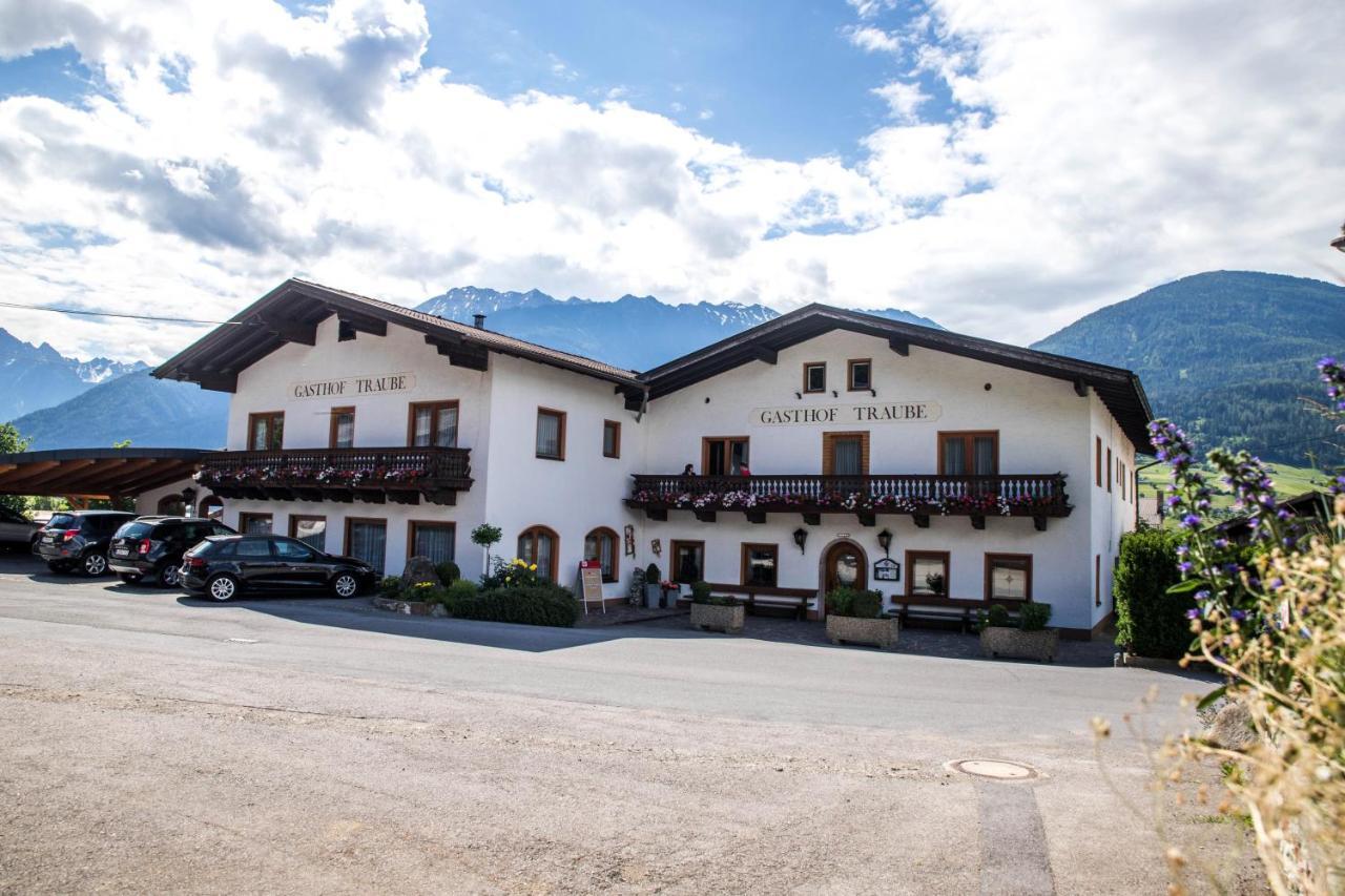 Gasthof Pension Traube Karres Exteriér fotografie